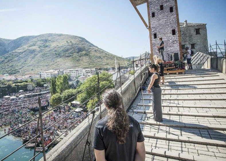 Weltweit hören Menschen den Talenten zu: Auftritt beim Red Bull Cliff Diving in Mostar (Foto: Mostar Rock School)