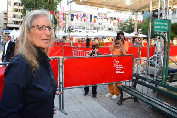 „Waiting for Godot“ – Annie Leibovitz besucht “Platz von Susan Sontag” in Sarajevo